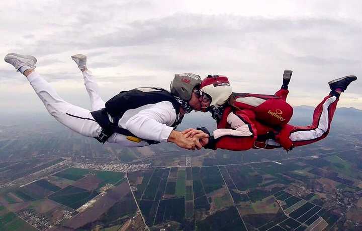 如何评价跳伞运动员空中求婚成功?