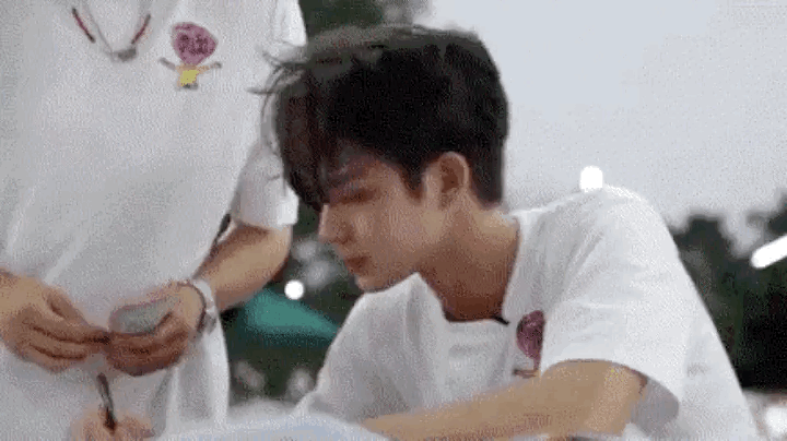 他真的特别绝,视频里截图都特别帅,越高清越帅,越怼脸拍越帅,表情