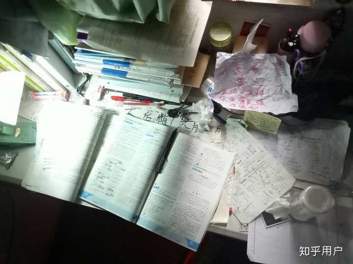 高三的时候,你们的课桌上的书是怎样的?那种埋在书里的感觉怎么样?