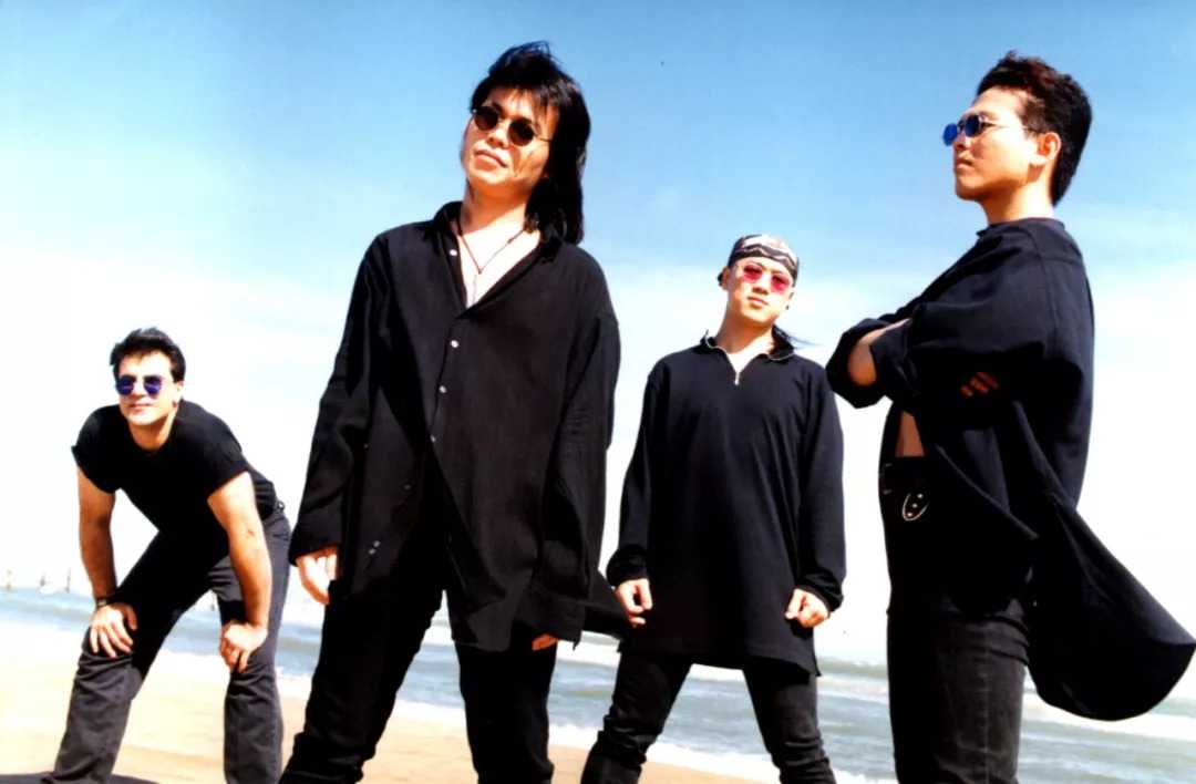1995年的伍佰&china blue乐队摇滚天王伍佰曾是个普通的乡下