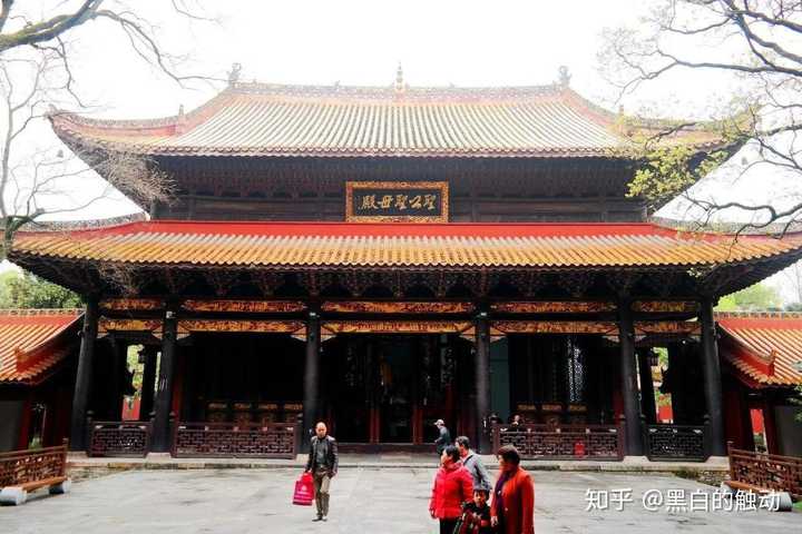 殿中供奉着南岳圣公圣母,保佑夫妻恩爱,白头偕老,百年好合.