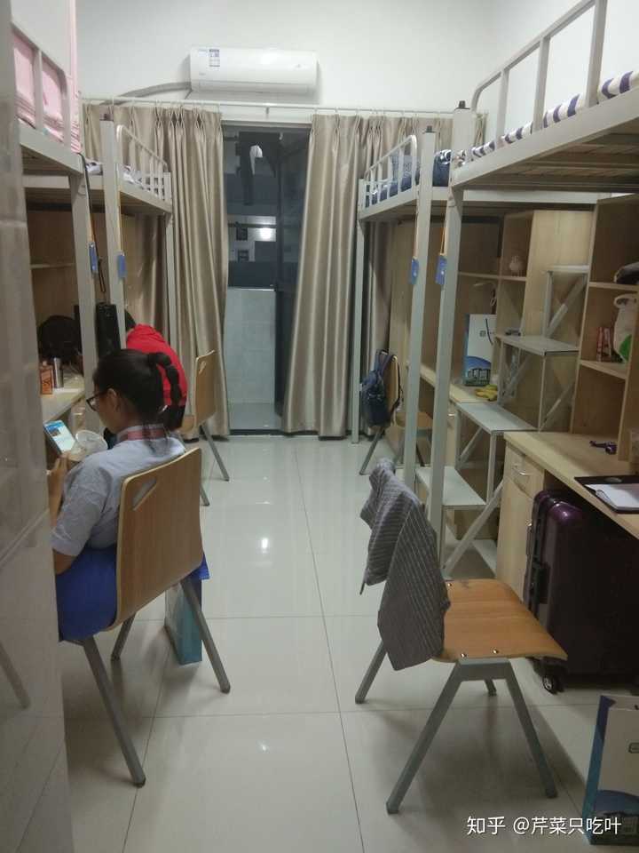 南京师范大学中北学院的宿舍条件如何?校区内有哪些生活设施?