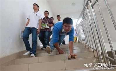 为什么爬楼梯比下楼梯累?