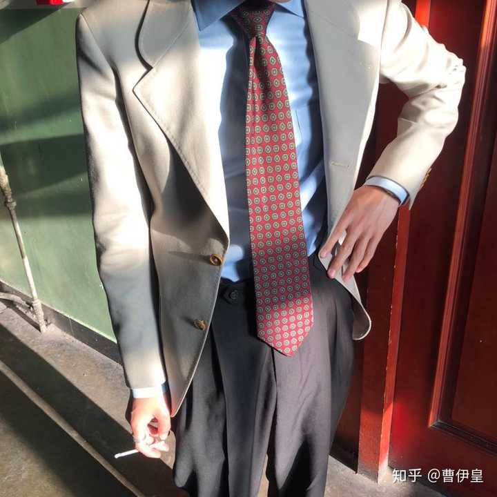大家怎么看爱穿西装白衬衫打领带,西裤系黑色自动扣皮带的18岁男生?