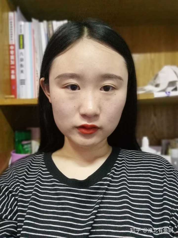 完全素颜啥都不擦的那种)我就半开玩笑的反问:"那你是说我不化妆丑呗!
