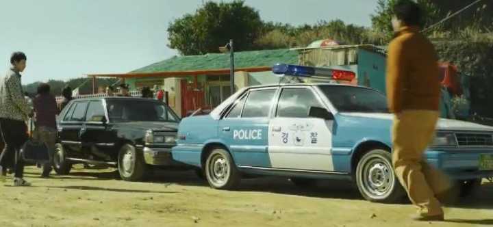 警车和检察官的车一起来抓人,但警察要绝对服从检察官的命令