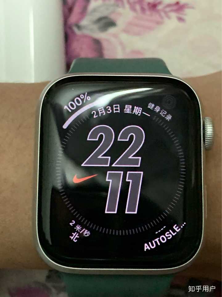 watch也多了几个专属表盘,比如我的这个表盘,普通版apple watch是没有