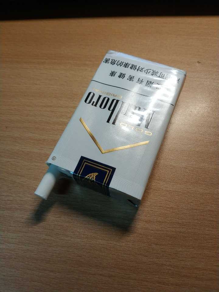 如何优雅的撕开软壳香烟盒?