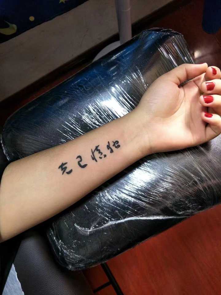想知道你们是怎么看待女生纹身抽烟的?
