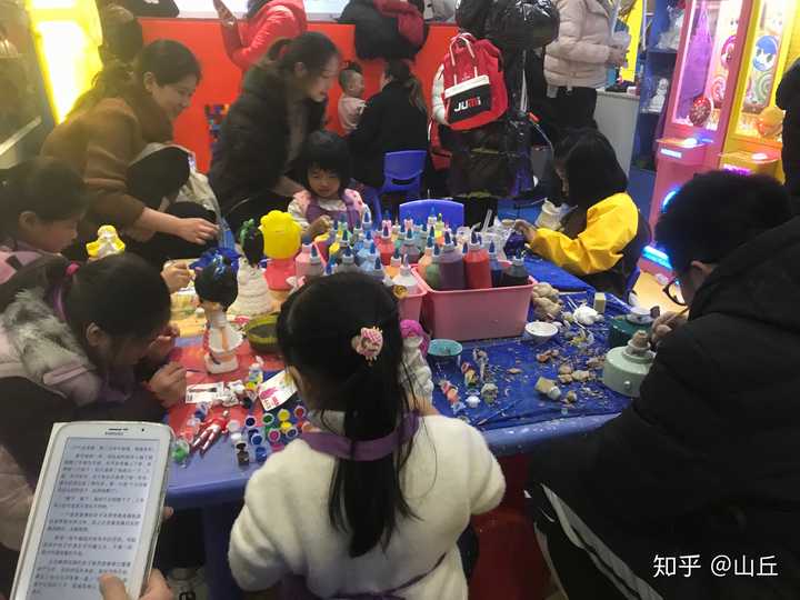 我在商场开了一个店,主要做陶艺和儿童手工涂绘类,经营了一年,效益不