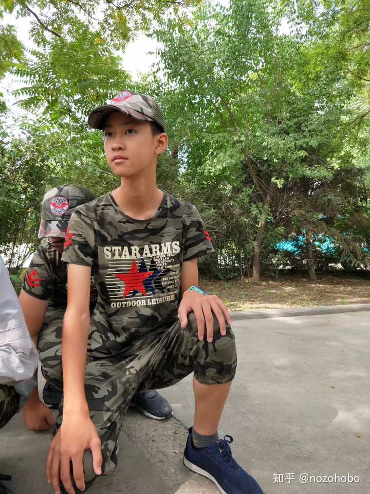 本人虽然是六年级 但是身高已经 180了 个头真的是同龄男生中很高的