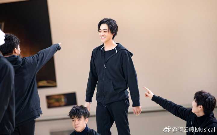 郑云龙,身高187,音乐剧男一,唱跳俱佳,帅气又有趣