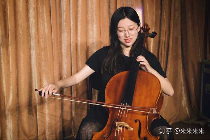 作为一个会拉大提琴的漂亮姑娘是什么体验?