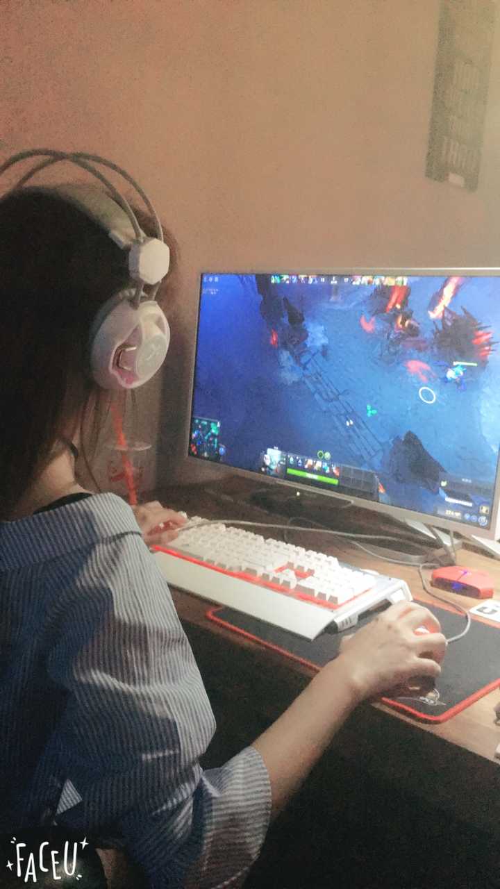 会在玩dota2的时候因为杀了一个人就开心得在网吧欢呼起来算可爱吗?