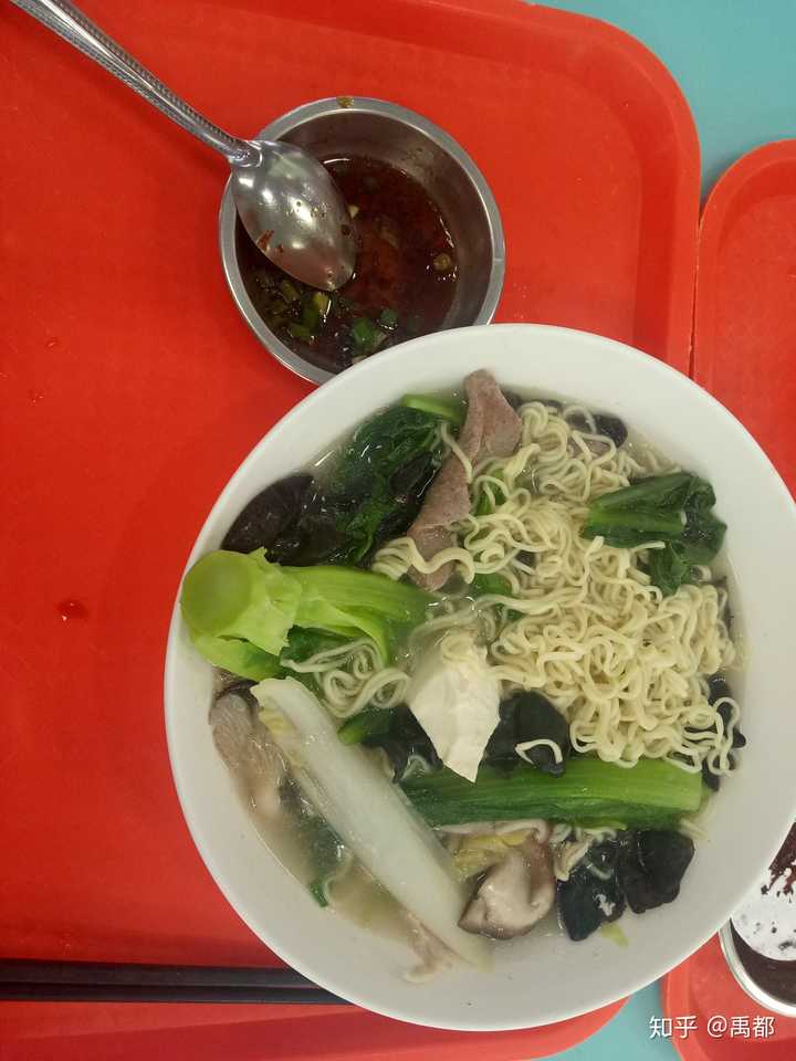 晚餐(食堂吃):蒸红薯 木耳炒肉 青菜瘦肉汤