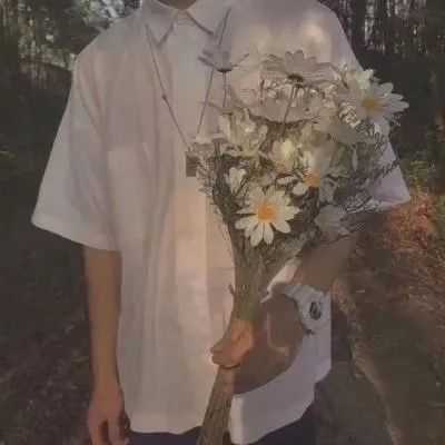小可爱们有没有手里拿花的人的头像哇〔歪头〕谢谢啦?