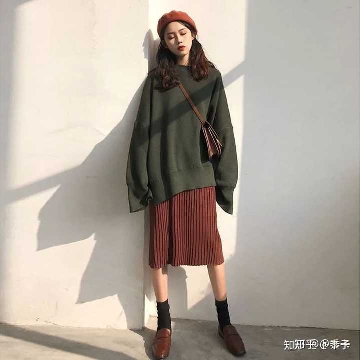 高高瘦瘦皮肤有点黄的女生该怎么穿衣服啊?