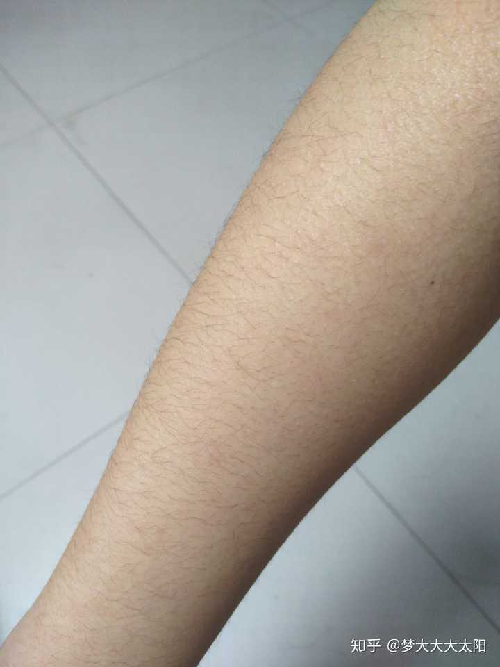 像个男人,以前小时候手贱,和姐姐一起剃毛,肚子上也剃了,现在越来越多