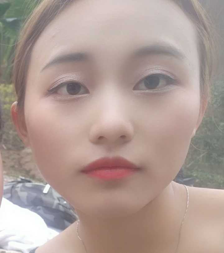 塌鼻子单眼皮泪沟发际线高脸宽下巴短还黑