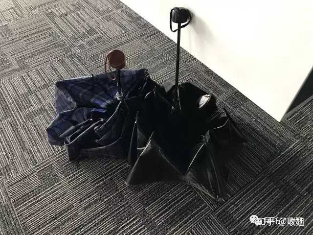 x:回到家就把雨伞随手丢在地上 √:雨伞不用的时候收起来,或者买个