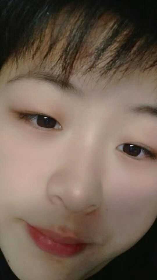有没有那种单眼皮小眼睛塌鼻梁厚嘴唇但还挺好看的女生?