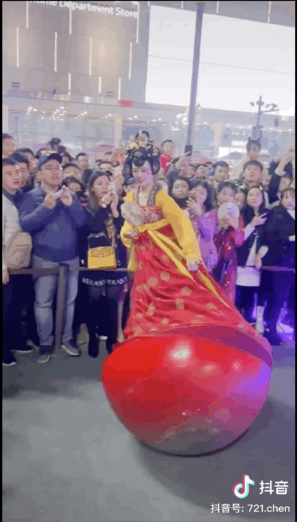 如何看待西安大唐不夜城不倒翁小姐姐?