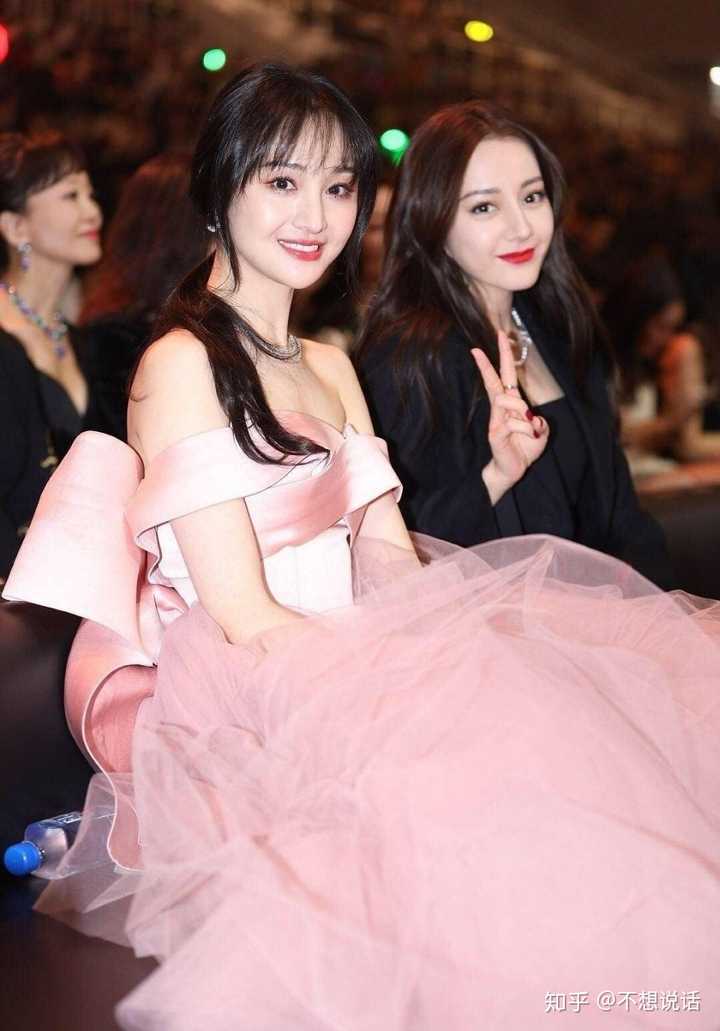 为什么迪丽热巴独照很美,与其他女明星合照却艳压不过