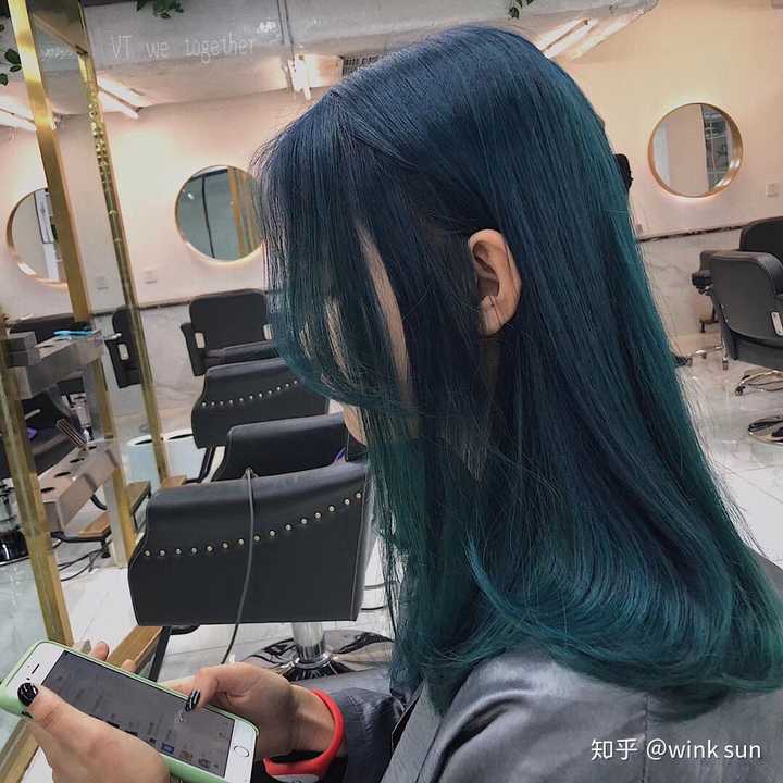 想问问大哥大姐们有没有染墨绿色发色的,本人想染,但是由于还在上学