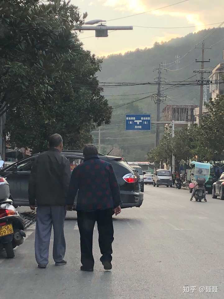 在路上,无意看见,两个老人,手拉手,步履蹒跚,那天的夕阳挺美