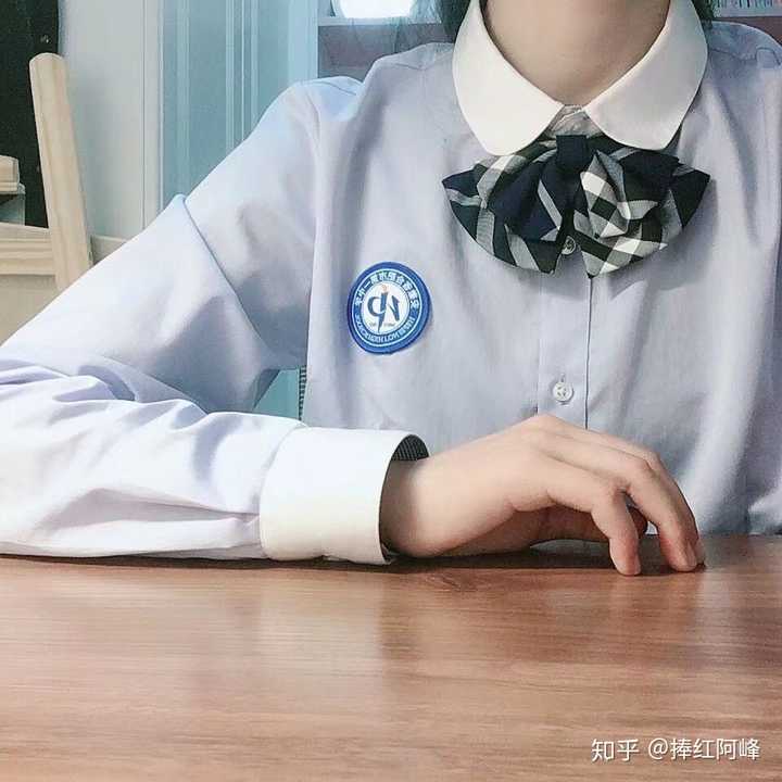 你小学初中高中的校服是什么画风的?