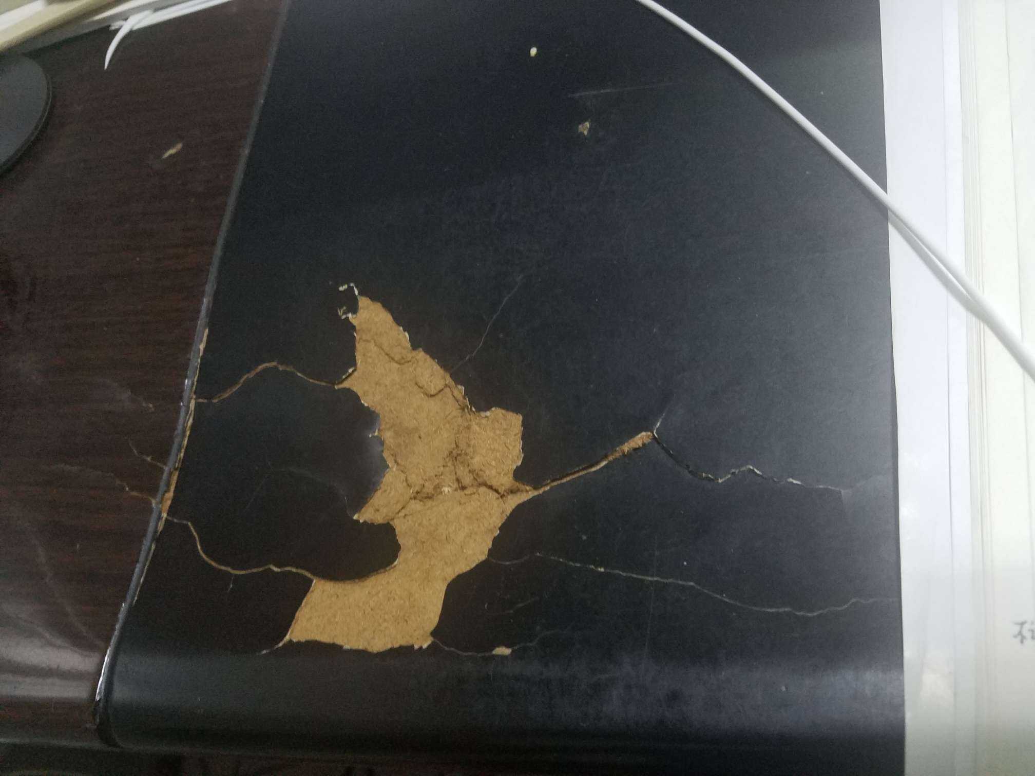 居然把办公桌压坏了,手臂看起来没有很粗啊,这么有力量的嘛