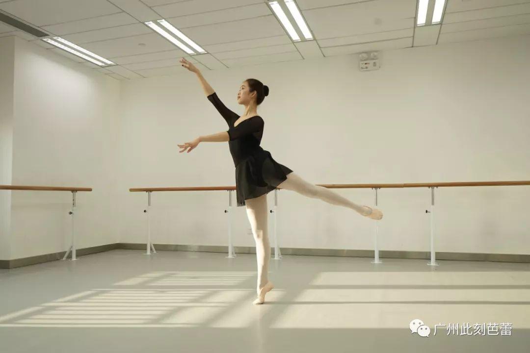 芭蕾中的阿拉贝斯克(迎风展翅)舞姿要怎么练才能做好看?