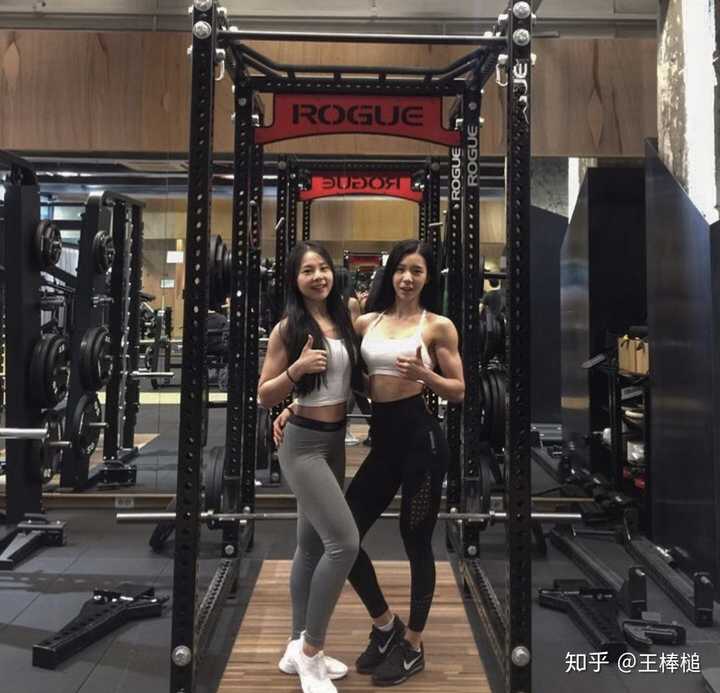 其实她是世界顶尖的比基尼运动员,天赋 努力 药物,才能达到的
