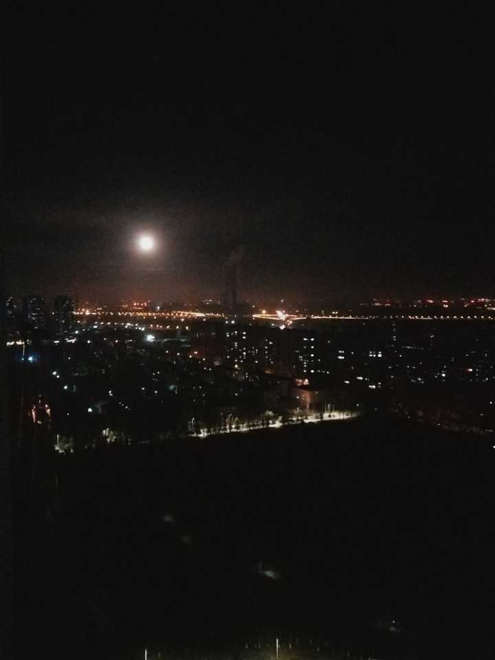 夜晚在电力大楼拍的(手机像素比较渣.)
