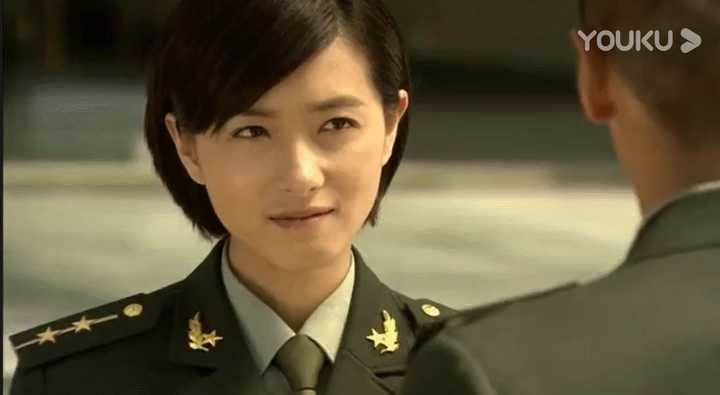 《特种兵之火凤凰》里,男主想和万茜结婚,需要首长审批,万茜骗他审批