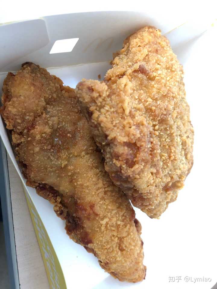 辣鸡翅一直是比较弱势的,大鸡排又薄又柴;黑胡椒鸡腿的调味带一点甜味