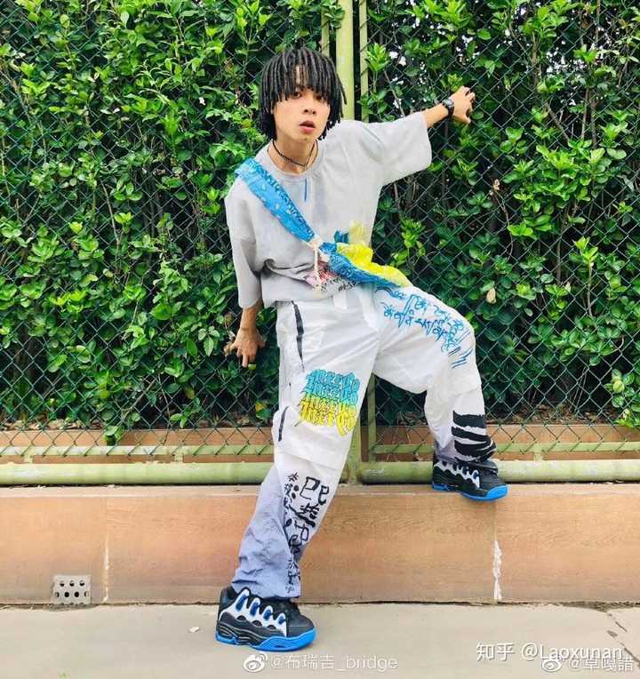 如何评价布瑞吉bridge穿搭六字真言的裤子被diss 这一