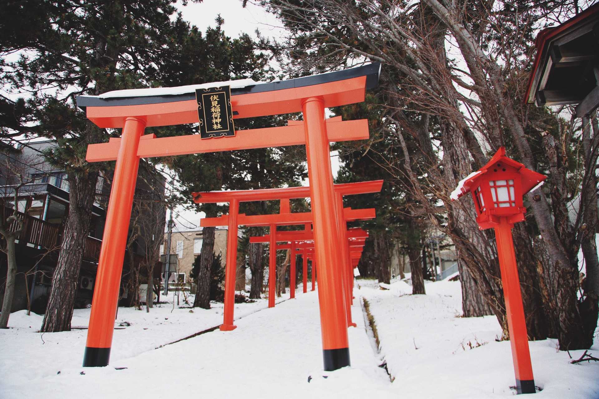 其实除了京都有一伏见稻荷神社,在札幌也有一座虽然小很多,但是游人罕