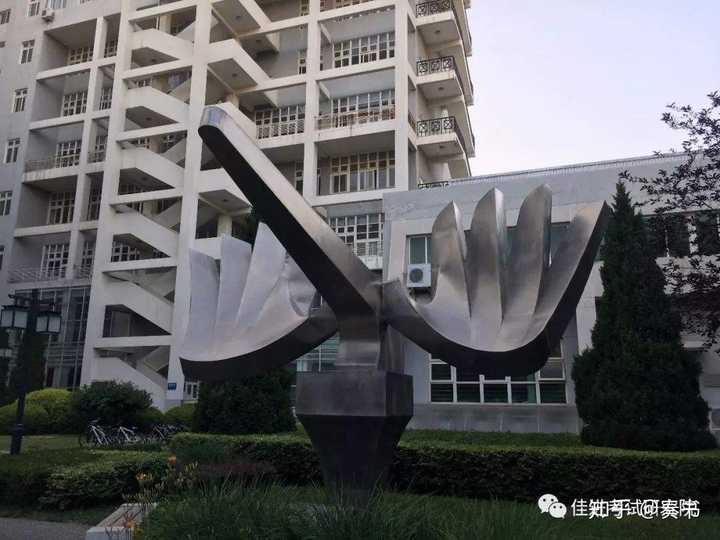 逸夫楼及楼下的雕塑