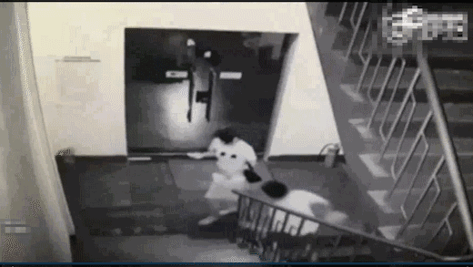 女生激烈反抗,男子便用脚狠狠地踩了两下女生的头,把女生踩得几近晕厥