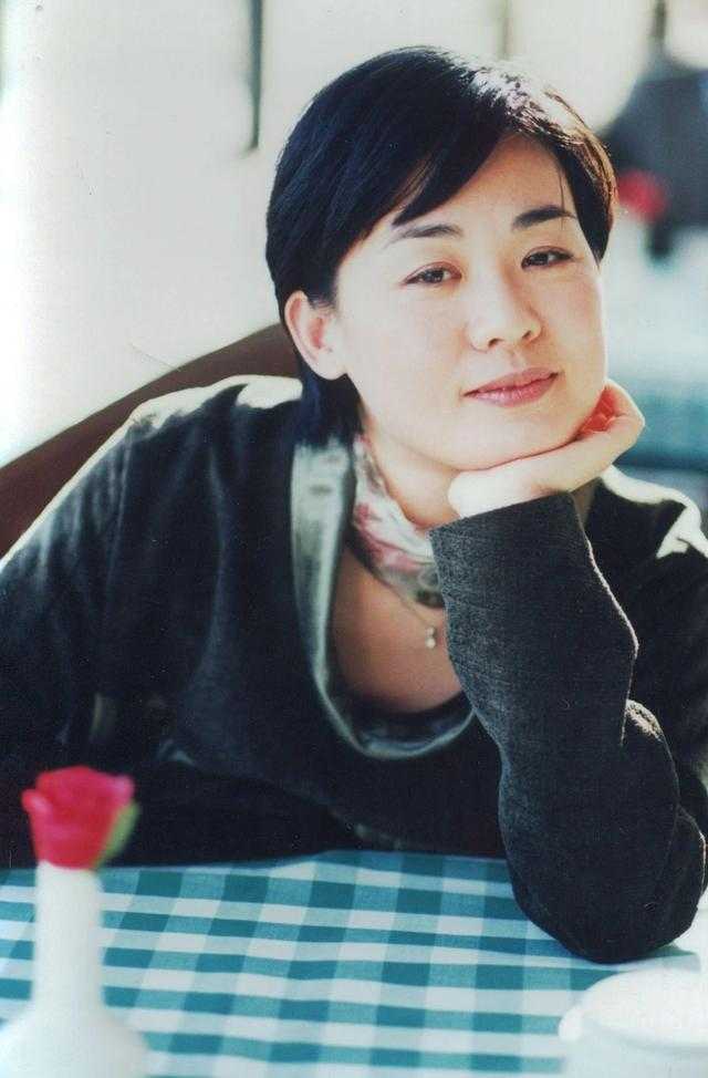 并在此期间,丛珊与一位外籍丈夫结了婚.