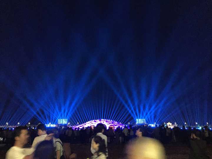 昆明湖…蛮好玩的,五一有灯光秀.但平时据说夜景也不错,七夕公园.