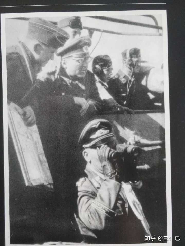 摄于斯大林格勒战役期间,手持望远镜的就是里希特霍芬,当时是空军大将