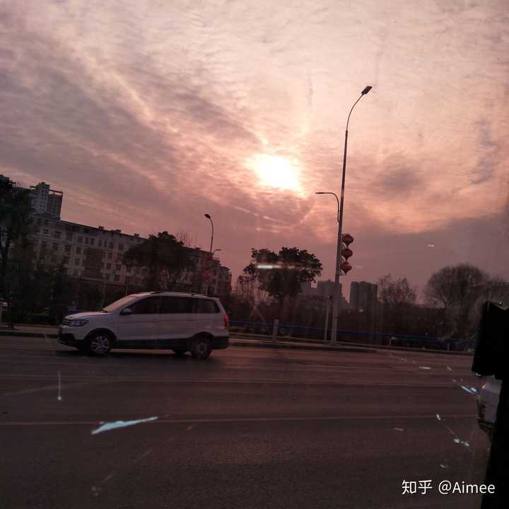 去年有次出差的时候在车上随手拍的,应该是下午四点左右的样子,没有
