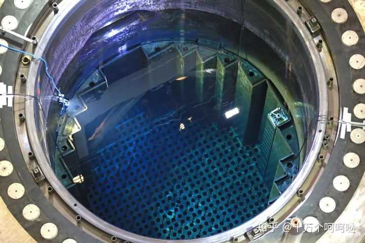 为什么我们看到的核电站堆芯照片都是一汪平静的蓝色池水,那烧开的水