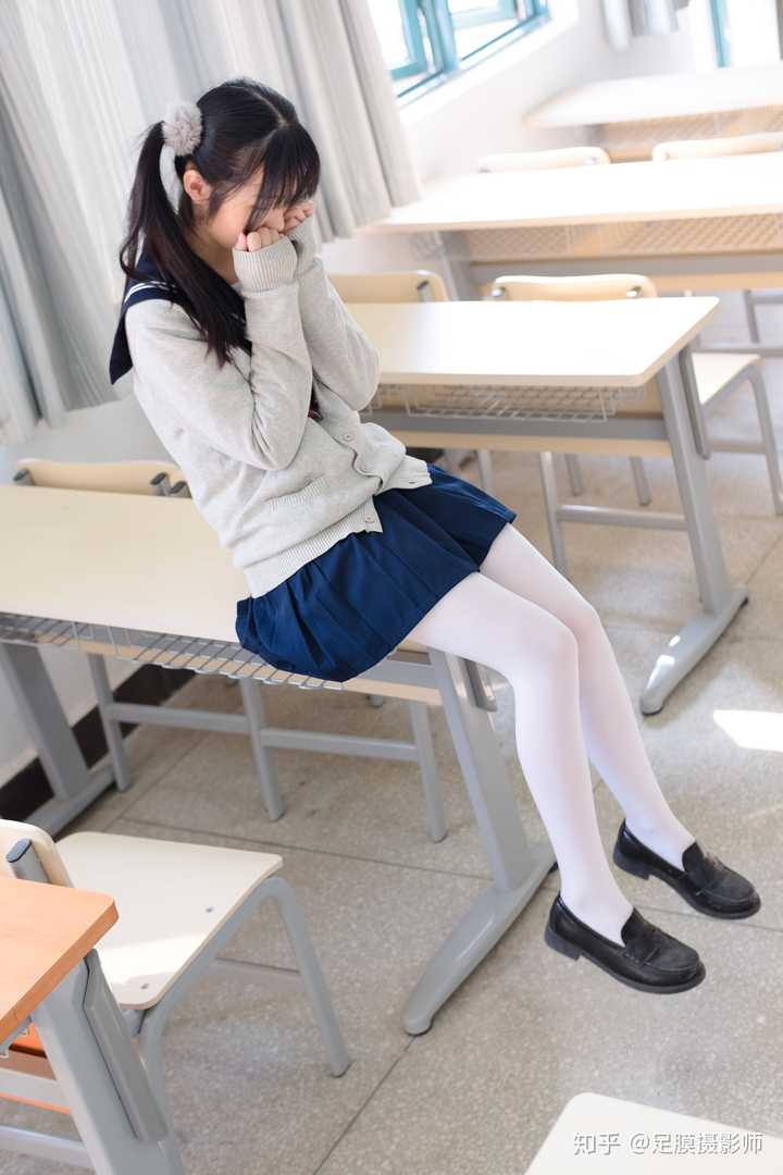如果一个穿jk制服上学的女生裙长接近膝盖穿多厚的连裤丝袜既美观搭配