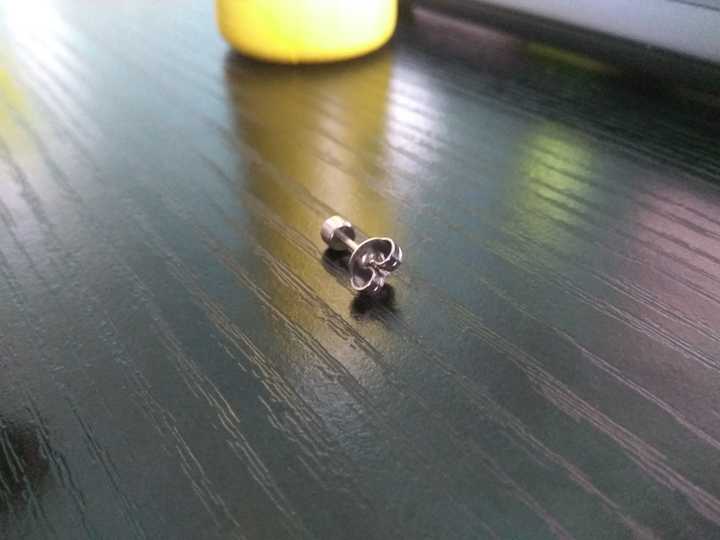 蝴蝶扣耳钉怎么取?