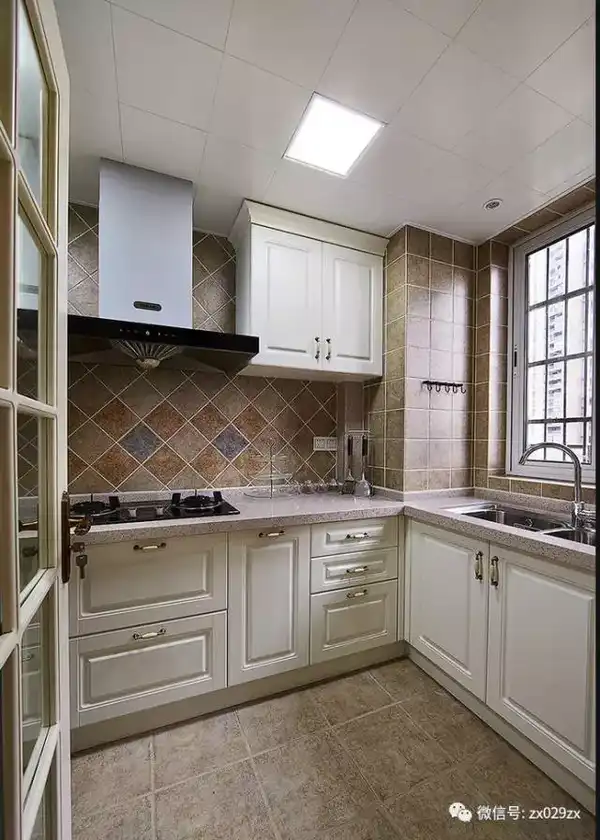 厨房哑光瓷砖搭配白色模压橱柜,烟机外露《装修厨房,你家烟机露外头