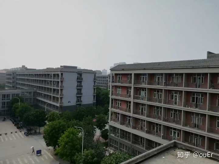 河南财经政法大学的宿舍条件如何?校区内有哪些生活设施?