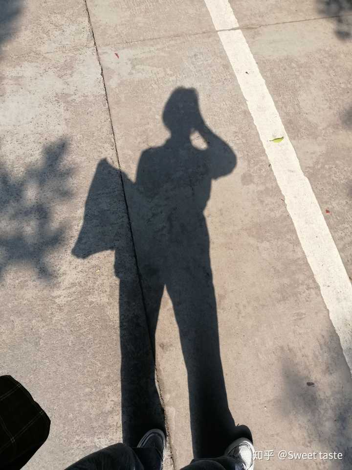 这是我昨天中午, 一个人在路上走着 就拿出手机拍了张自己的影子